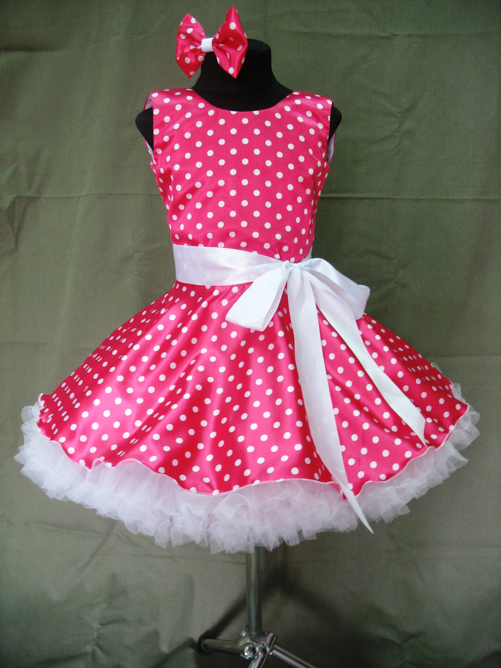 Розовое платье в горошек для девочки